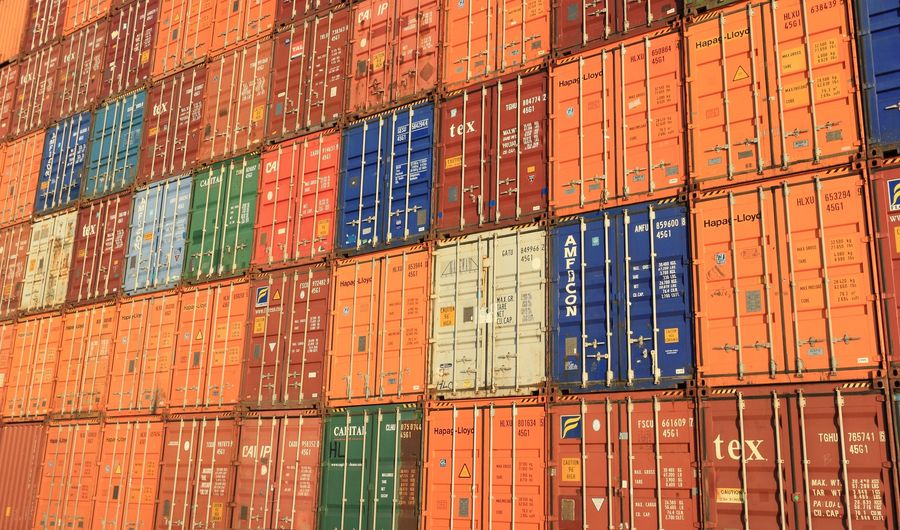 Contentores empilhados num terminal portuário